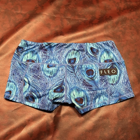 Like new FLEO low rise contour shorts. Size medium. - Picture 2 of 4